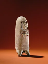 Staty av en kvinna i ceremoniella dräkter, Isle of Jaina (lergods)